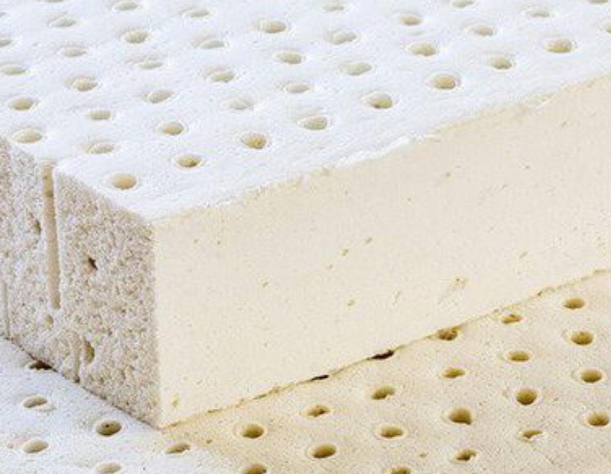 Натуральный латекс - обеспечивает комфортную поддержку позвоночника в течение всей ночи и поддерживает оптимальную температуру спального места.